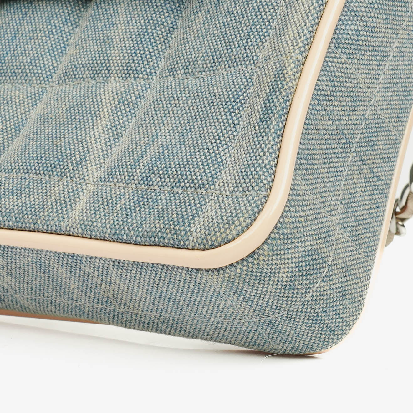 Chanel East West Chocolate Bar Tasche aus blauem Denim