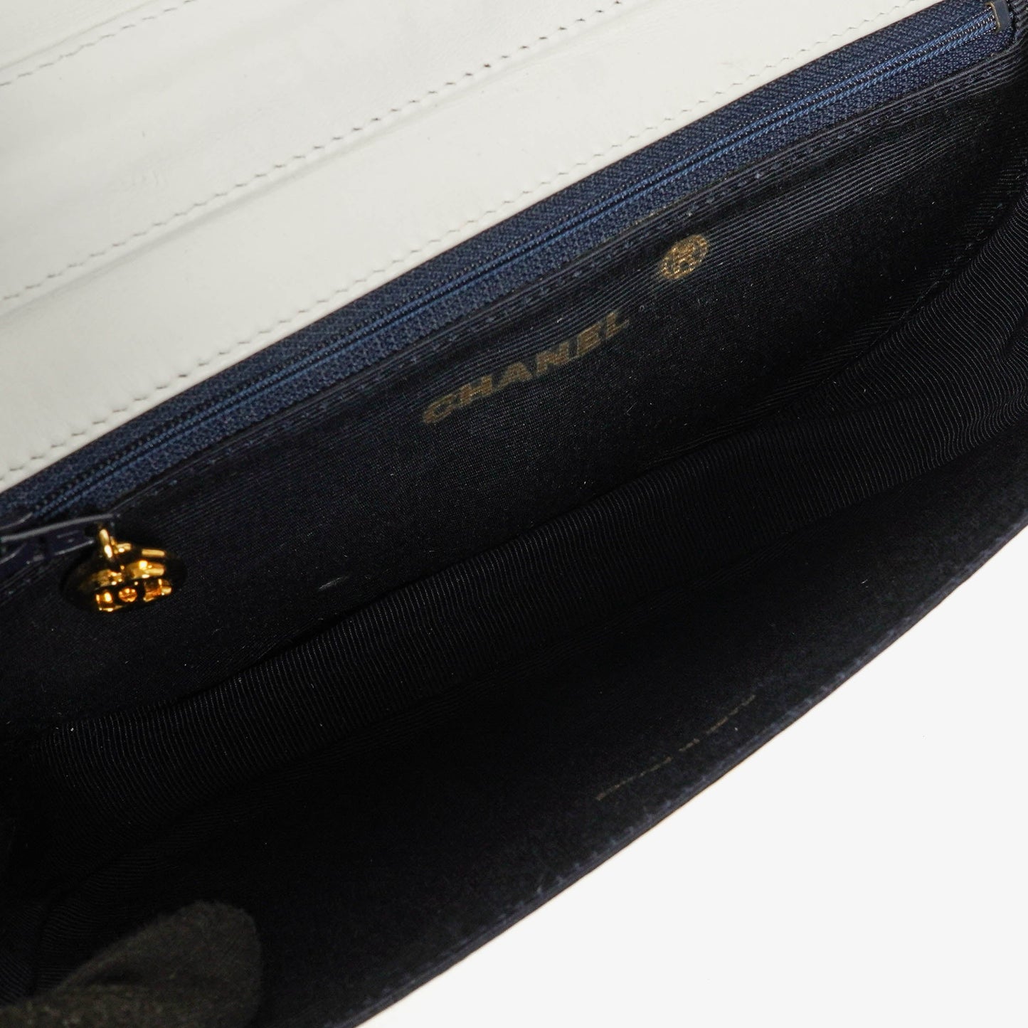 Chanel Classic Half Moon Klappentasche aus weißem Lammleder