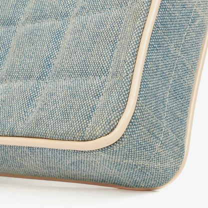 Chanel East West Chocolate Bar Tasche aus blauem Denim