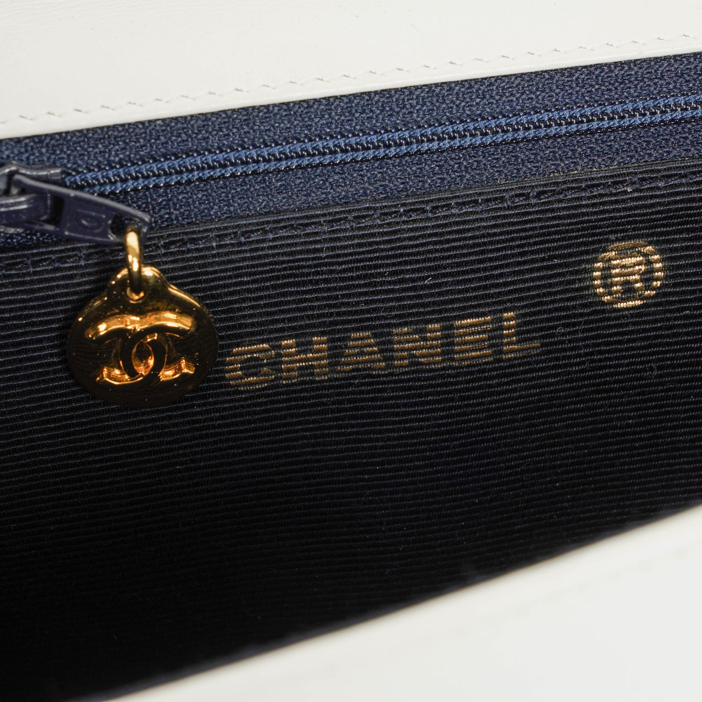 Chanel Classic Half Moon Klappentasche aus weißem Lammleder
