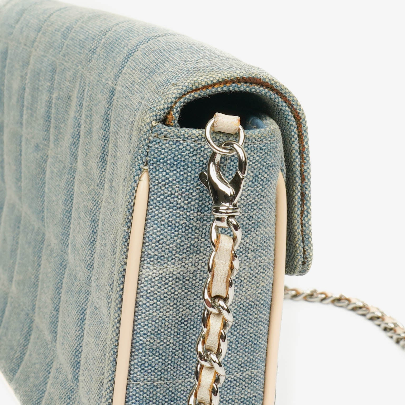 Chanel East West Chocolate Bar Tasche aus blauem Denim
