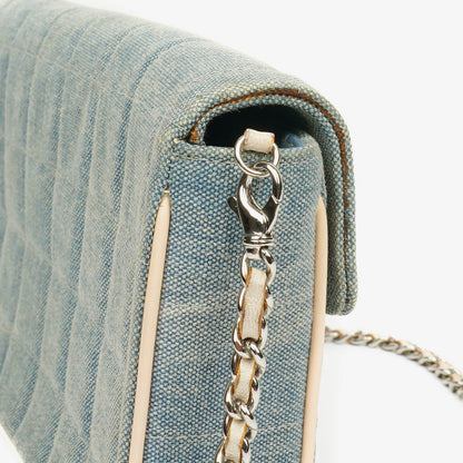 Chanel East West Chocolate Bar Tasche aus blauem Denim