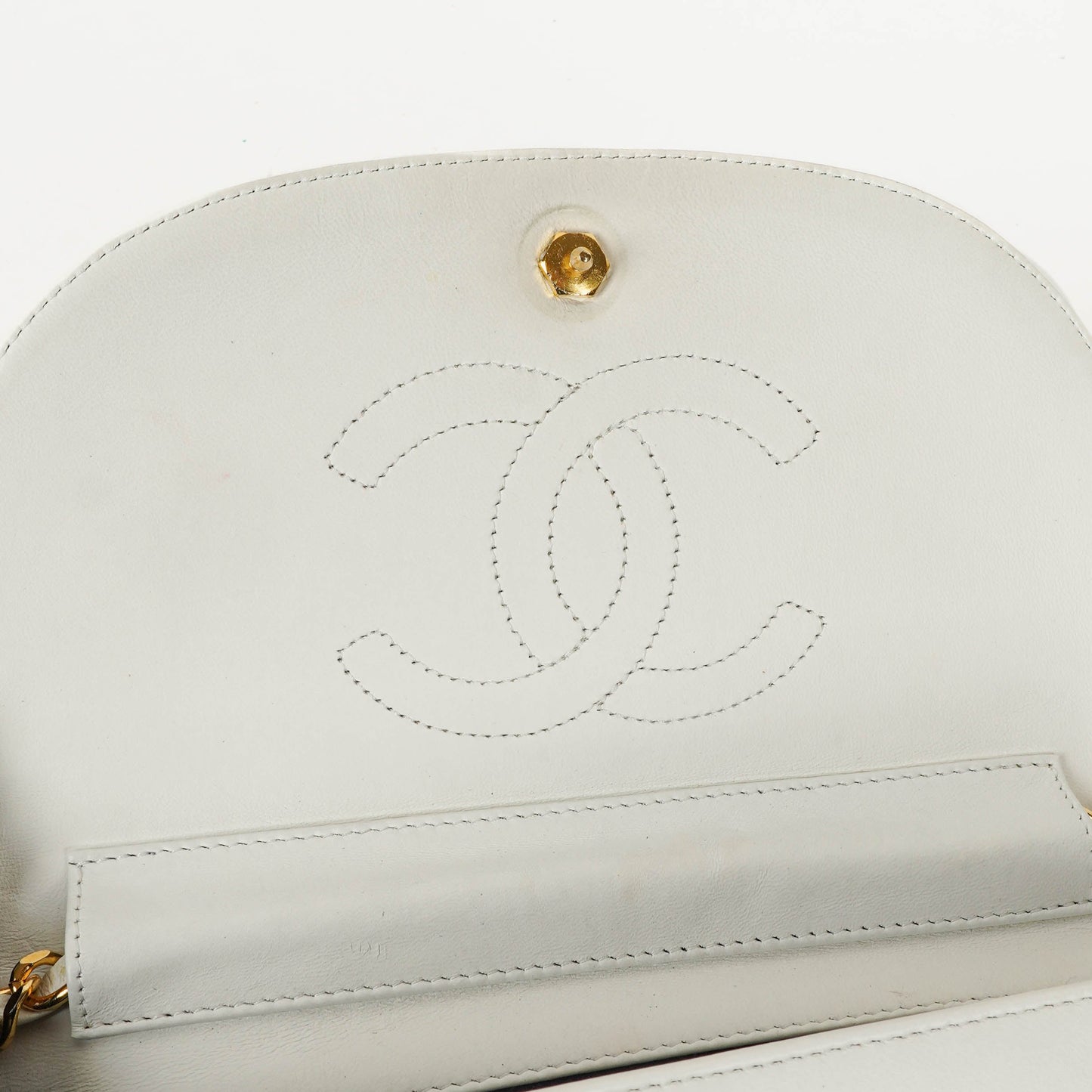 Chanel Classic Half Moon Klappentasche aus weißem Lammleder