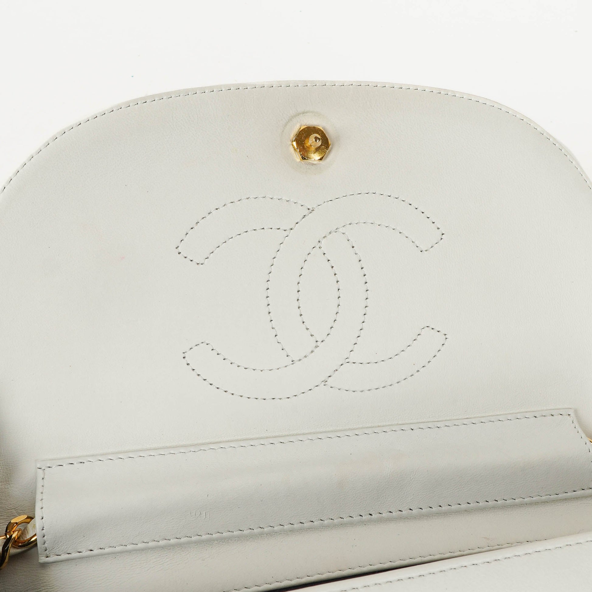 Chanel Classic Half Moon Klappentasche aus weißem Lammleder