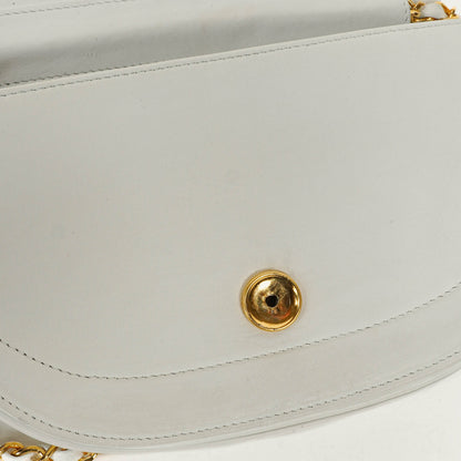 Chanel Classic Half Moon Klappentasche aus weißem Lammleder