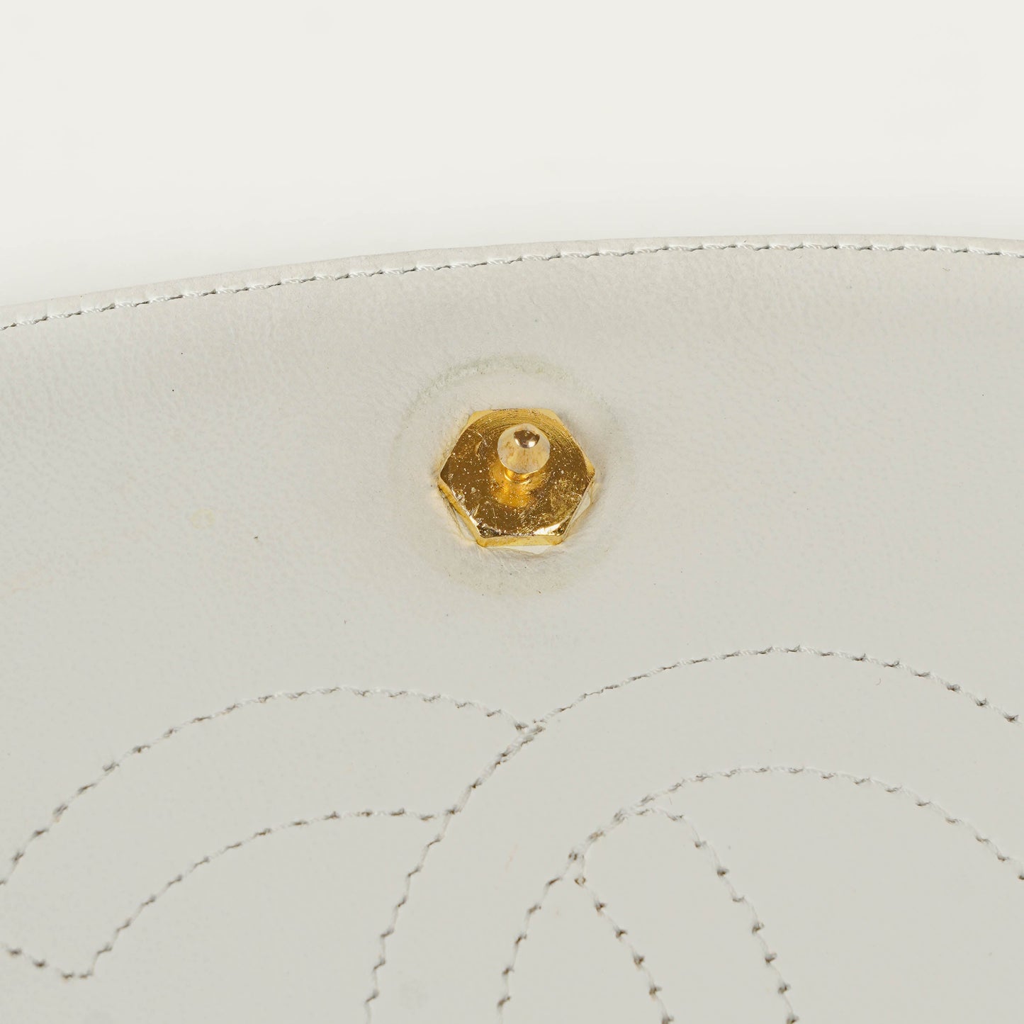 Chanel Classic Half Moon Klappentasche aus weißem Lammleder