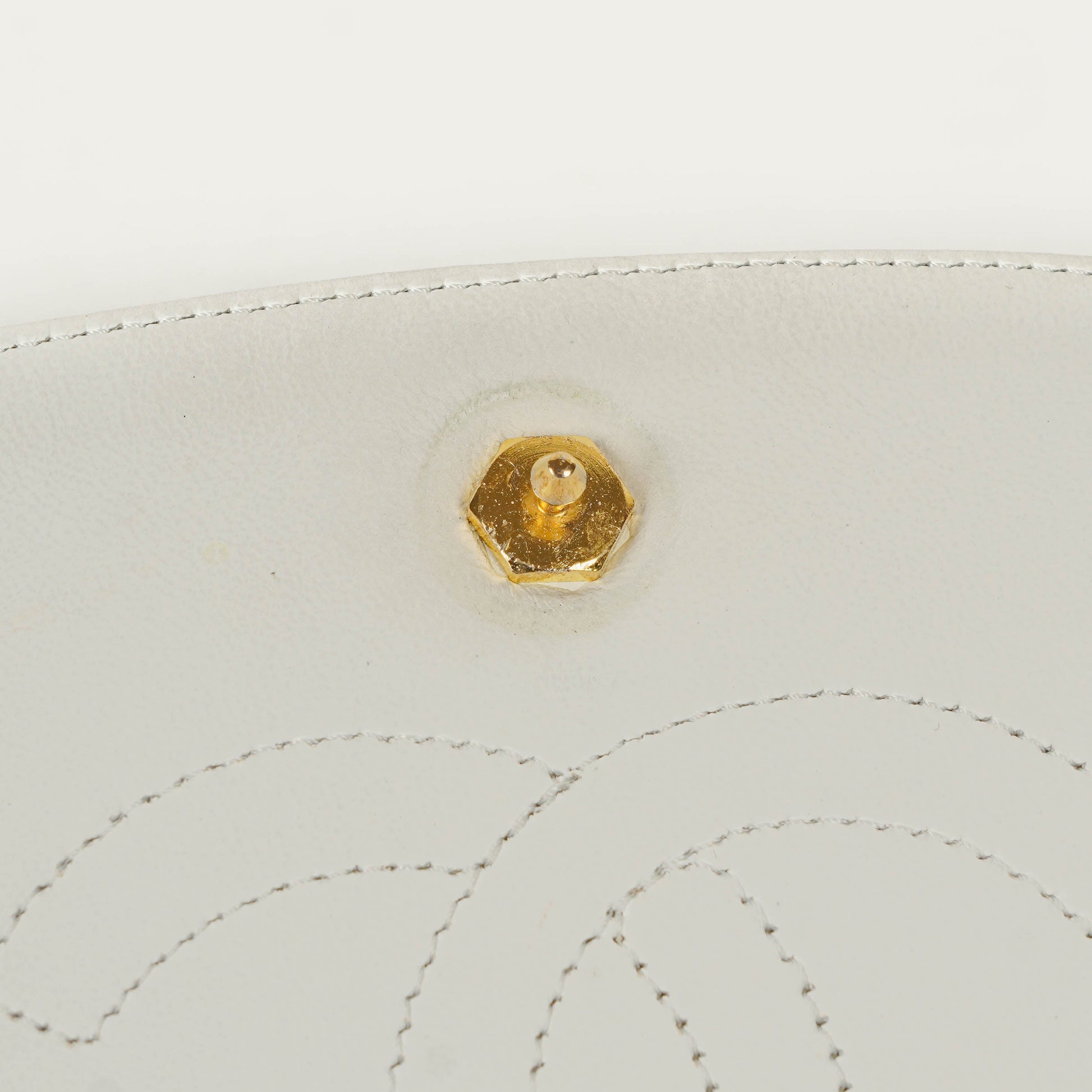 Chanel Classic Half Moon Klappentasche aus weißem Lammleder