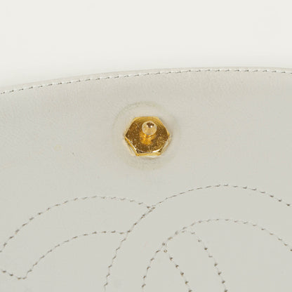 Chanel Classic Half Moon Klappentasche aus weißem Lammleder