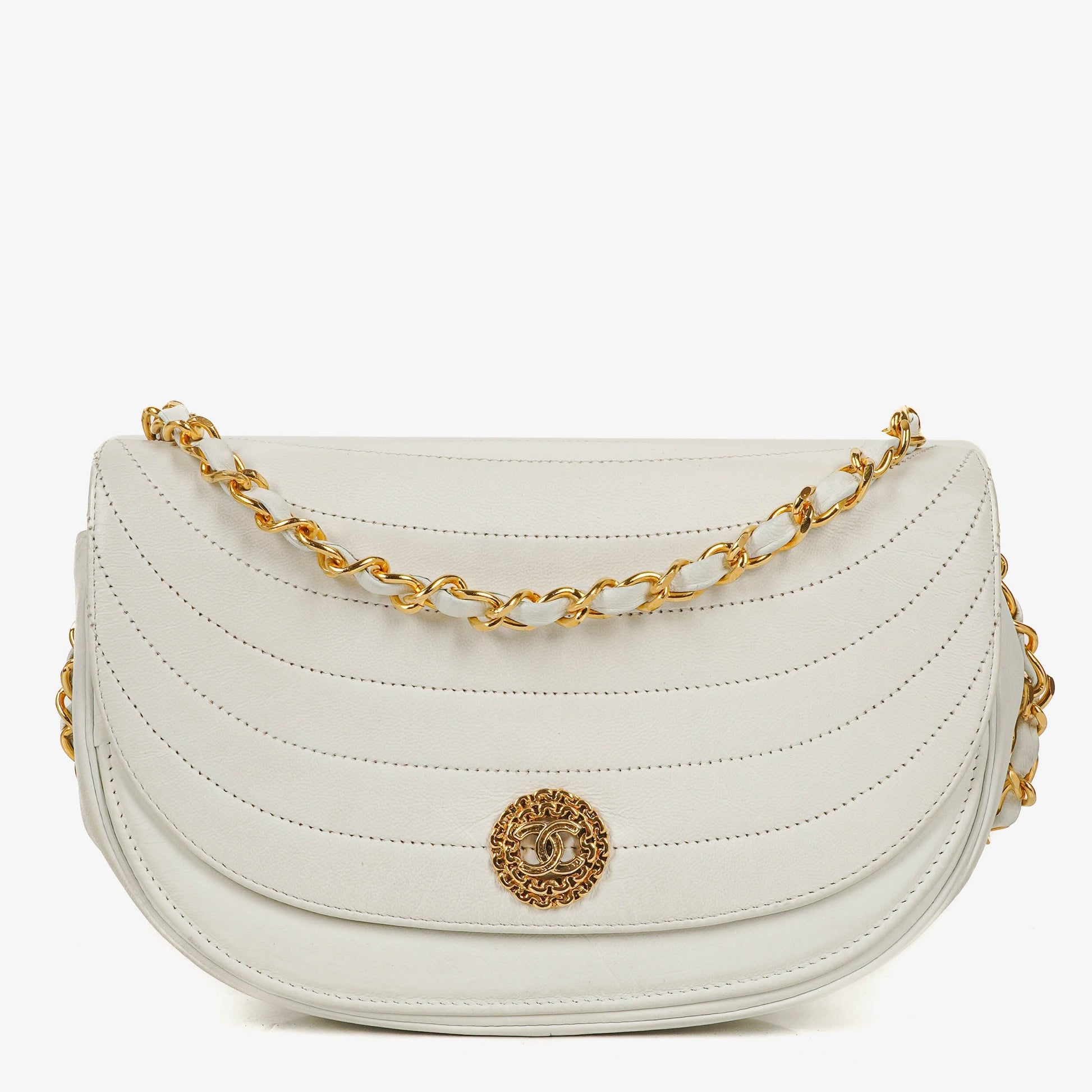 Chanel Classic Half Moon Klappentasche aus weißem Lammleder
