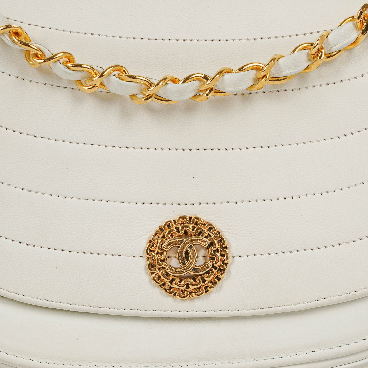 Chanel Classic Half Moon Klappentasche aus weißem Lammleder