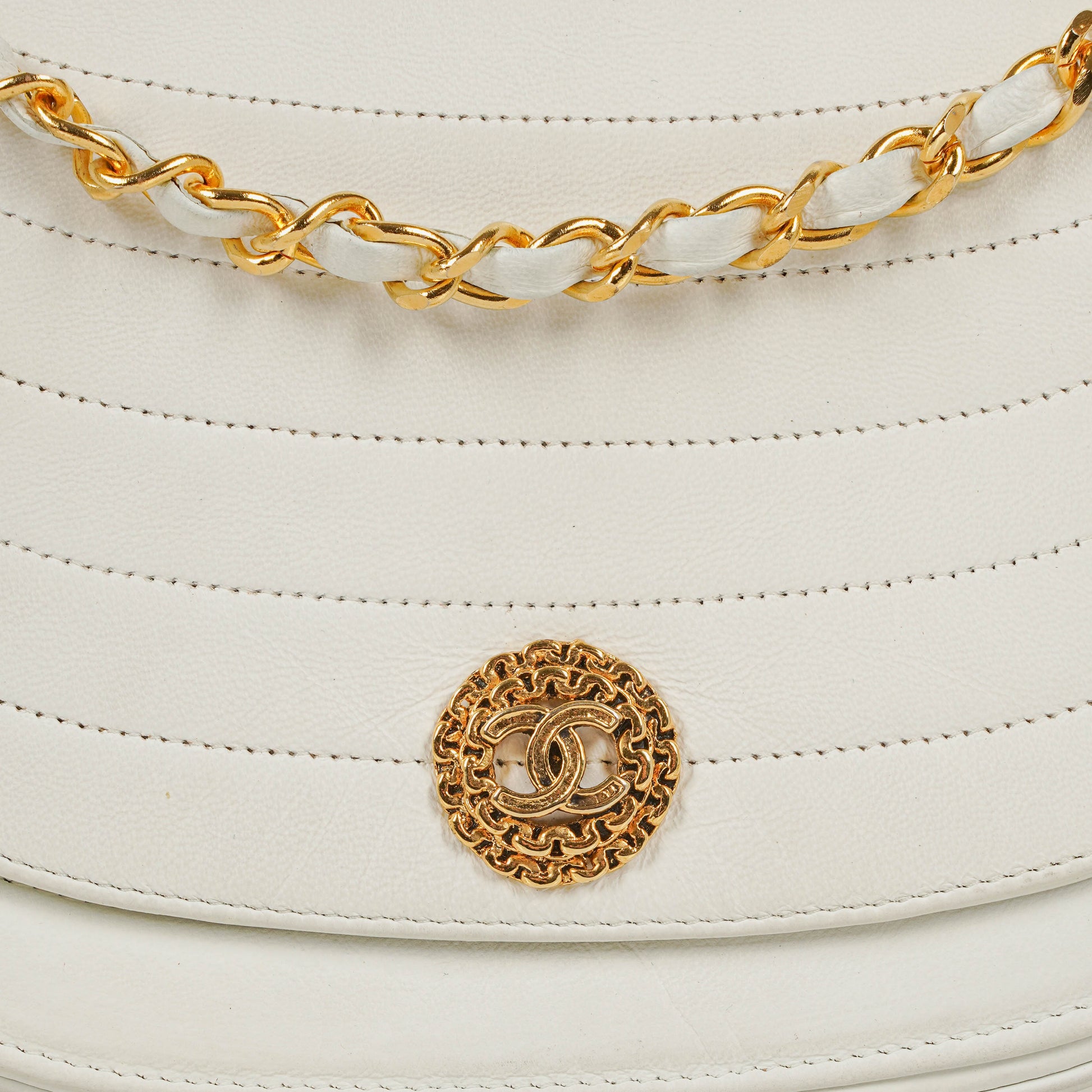 Chanel Classic Half Moon Klappentasche aus weißem Lammleder