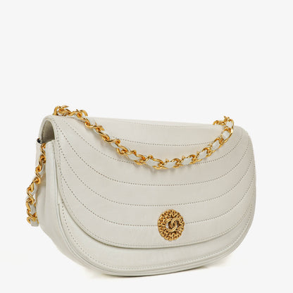 Chanel Classic Half Moon Klappentasche aus weißem Lammleder