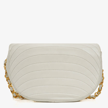 Chanel Classic Half Moon Klappentasche aus weißem Lammleder