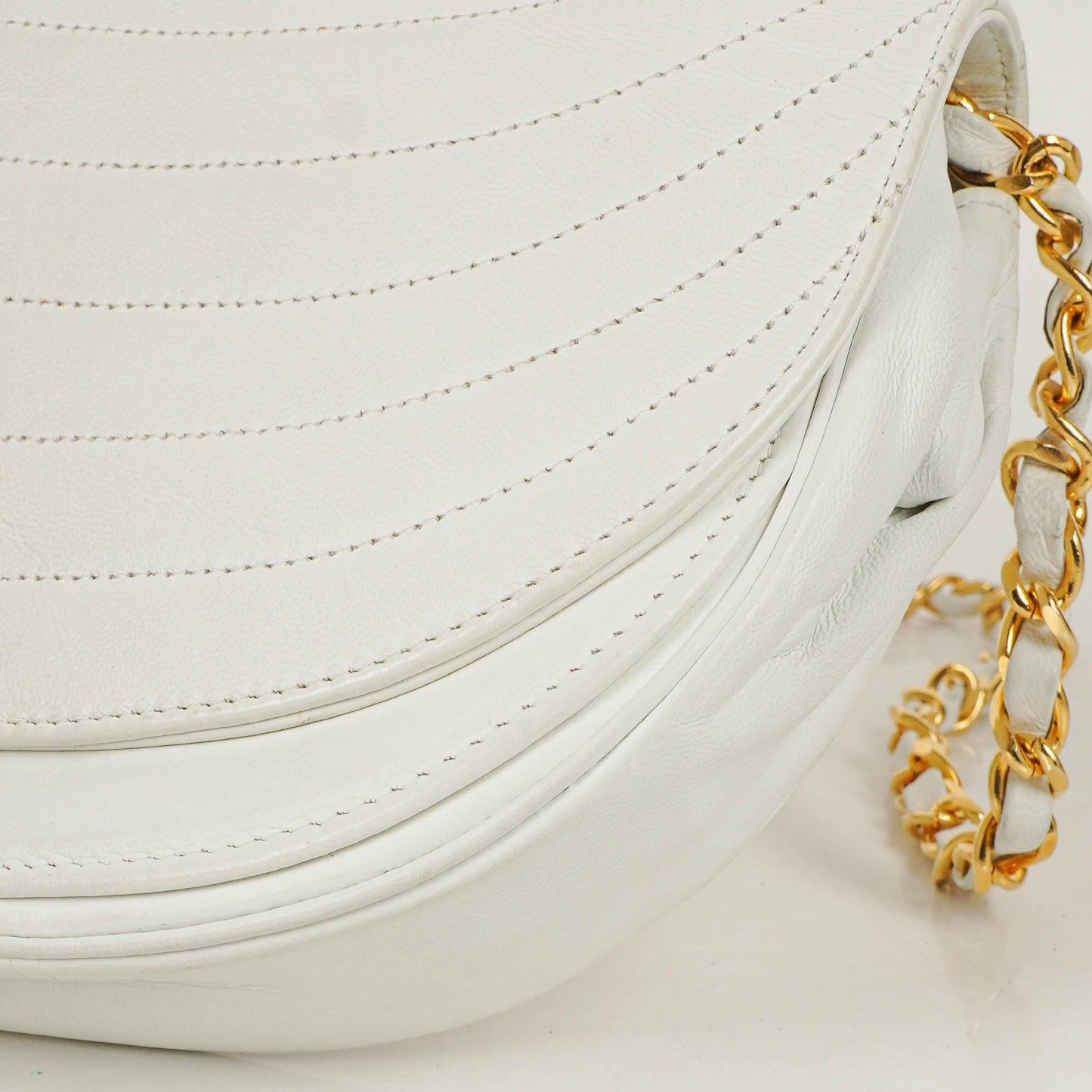 Chanel Classic Half Moon Klappentasche aus weißem Lammleder