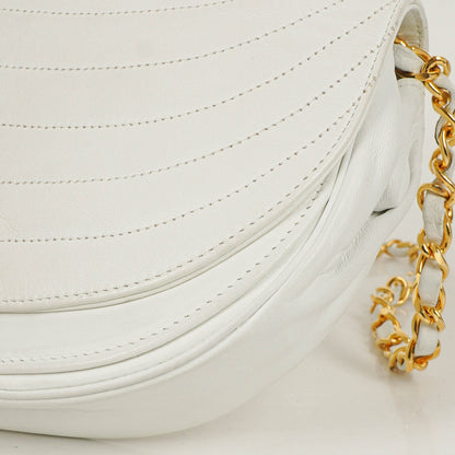 Chanel Classic Half Moon Klappentasche aus weißem Lammleder