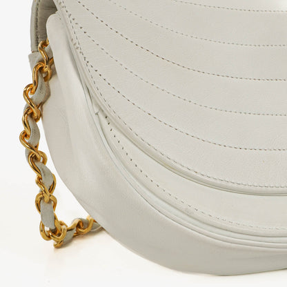 Chanel Classic Half Moon Klappentasche aus weißem Lammleder