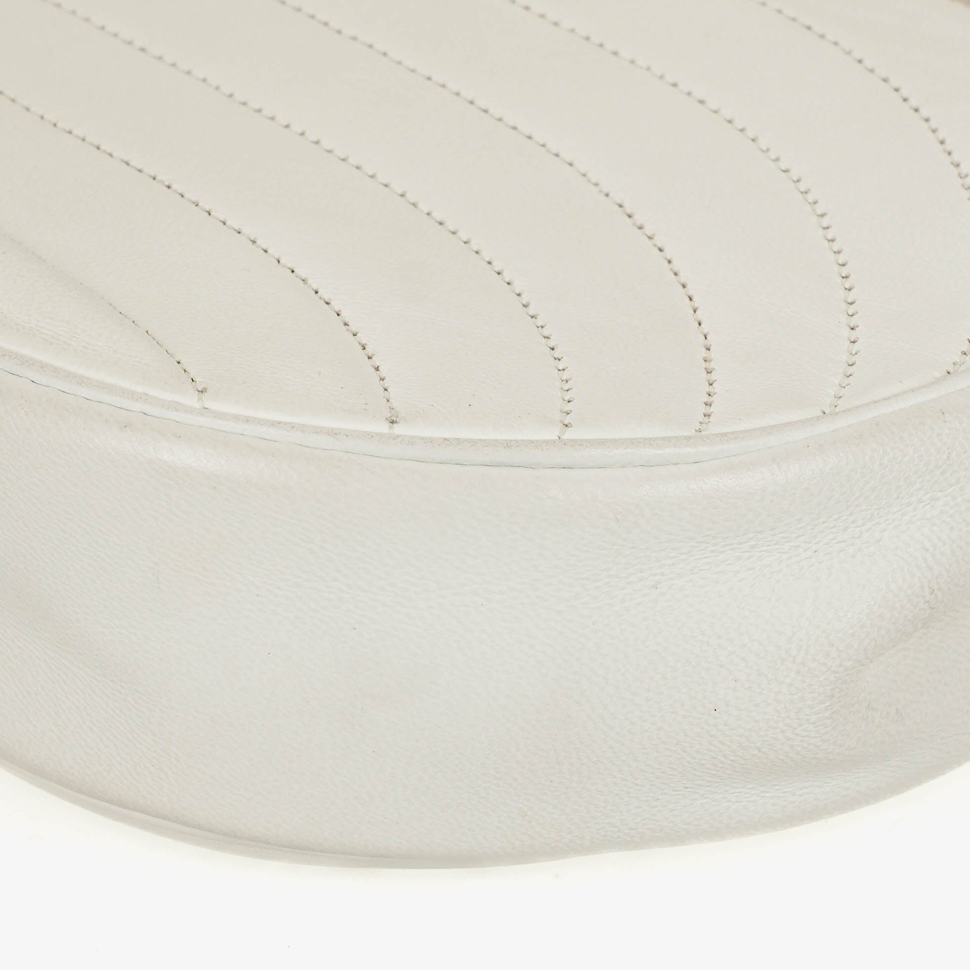 Chanel Classic Half Moon Klappentasche aus weißem Lammleder