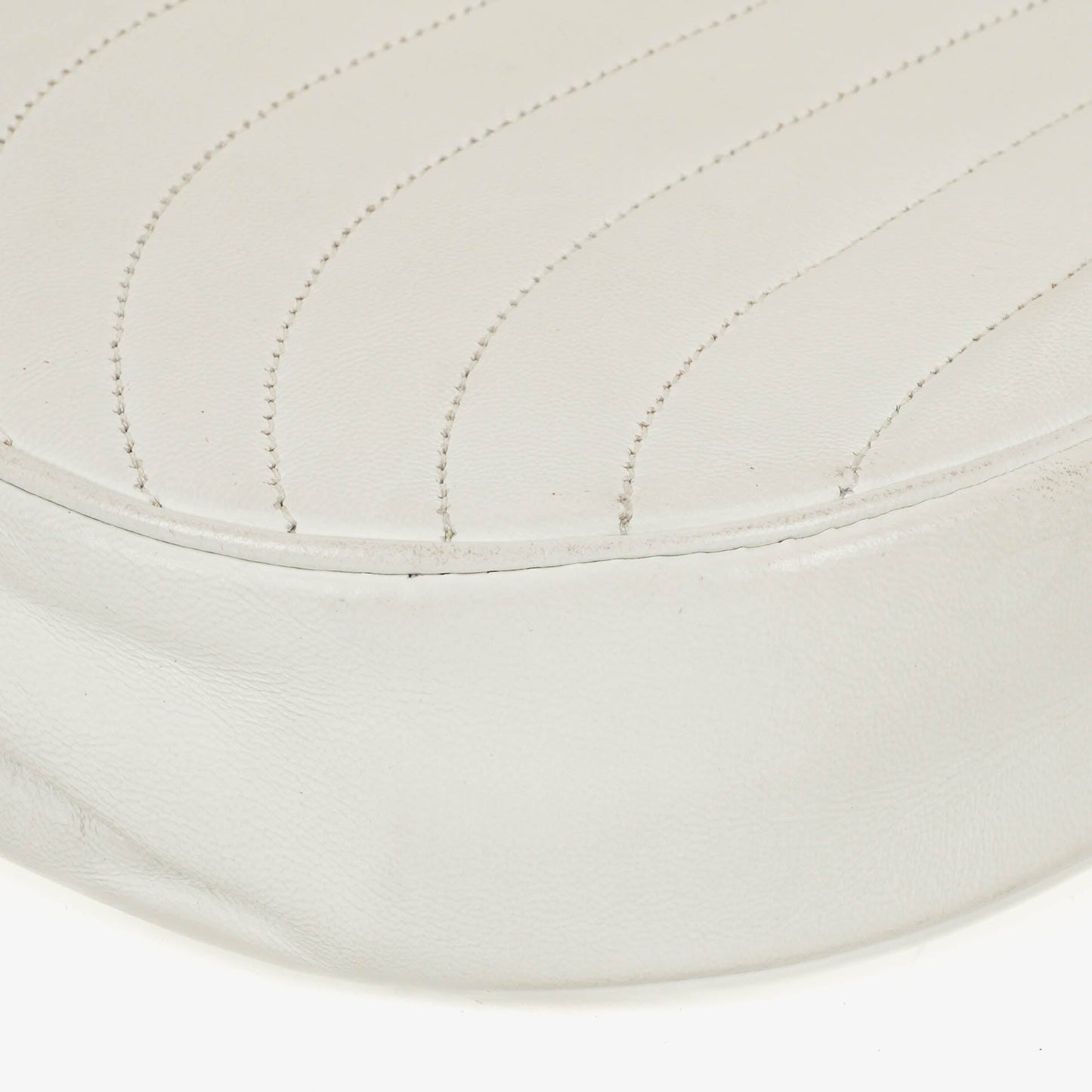 Chanel Classic Half Moon Klappentasche aus weißem Lammleder