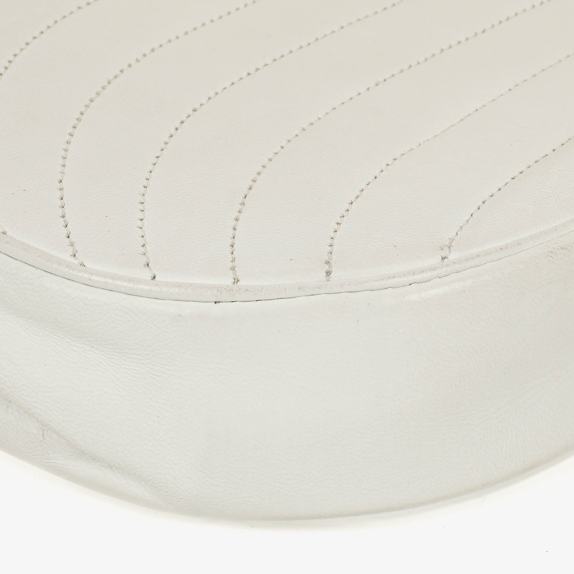 Chanel Classic Half Moon Klappentasche aus weißem Lammleder