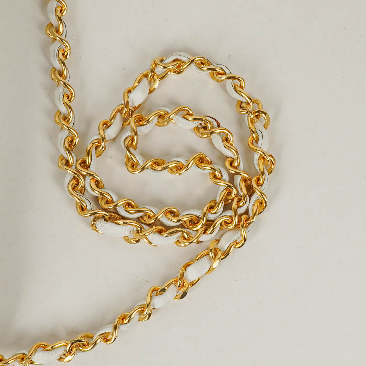 Chanel Classic Half Moon Klappentasche aus weißem Lammleder