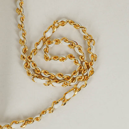 Chanel Classic Half Moon Klappentasche aus weißem Lammleder