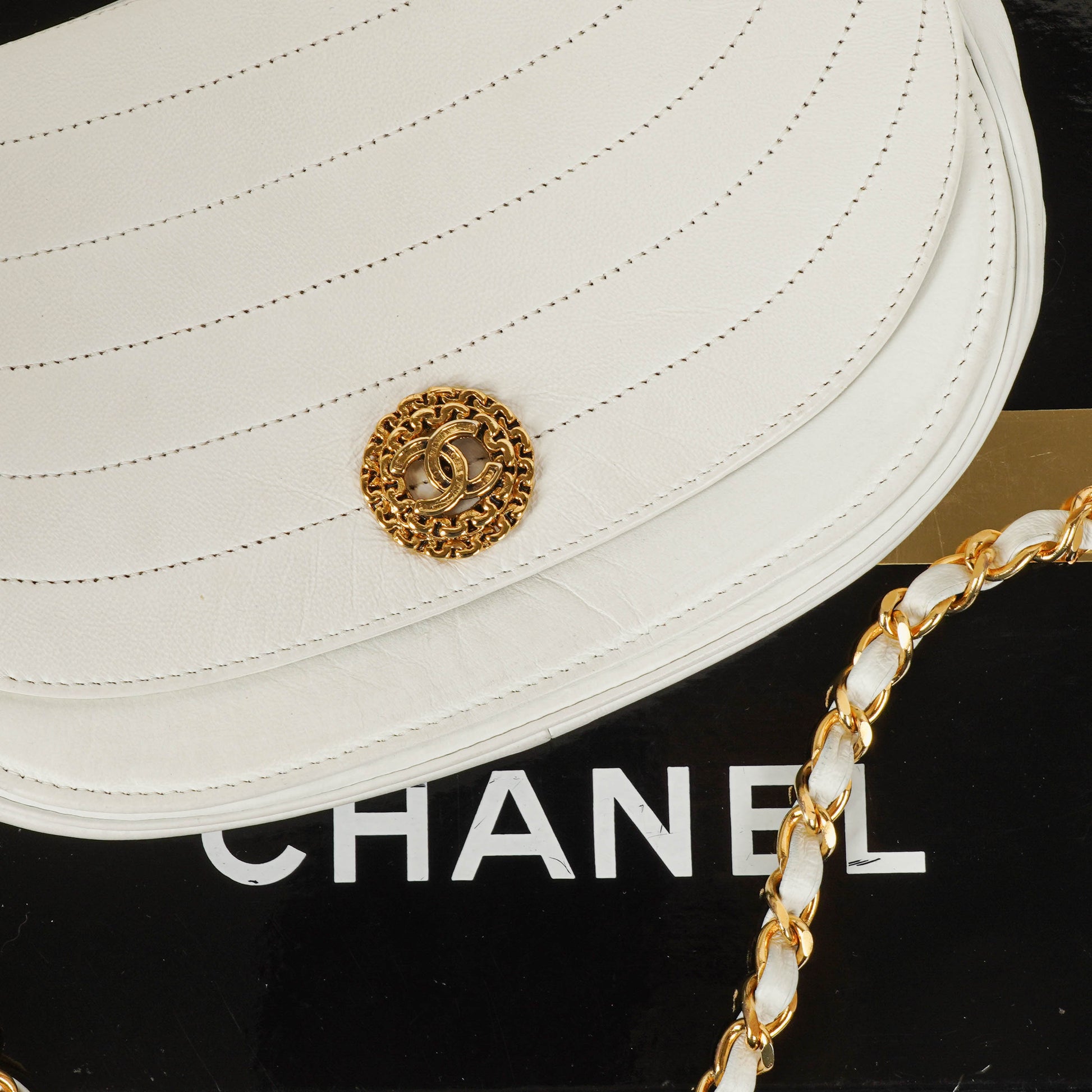 Chanel Classic Half Moon Klappentasche aus weißem Lammleder