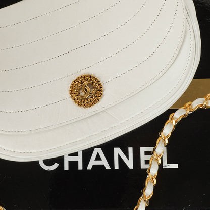 Chanel Classic Half Moon Klappentasche aus weißem Lammleder