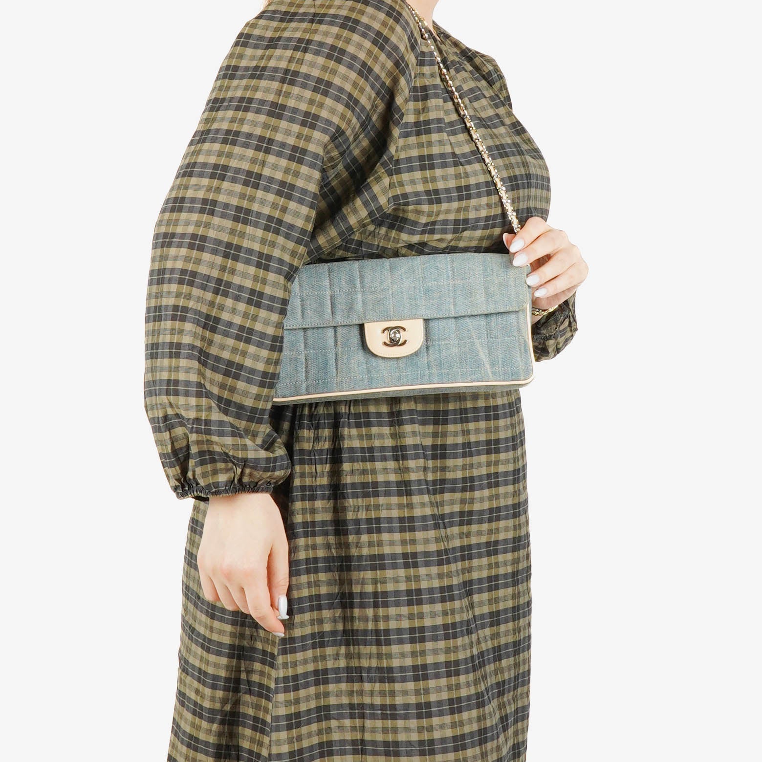 Chanel East West Chocolate Bar Tasche aus blauem Denim