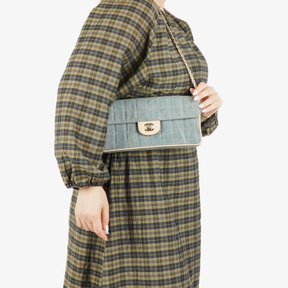 Chanel East West Chocolate Bar Tasche aus blauem Denim