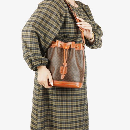 Celine Vintage Macadam Triomphe Bucket Bag mit Zugband in Braun