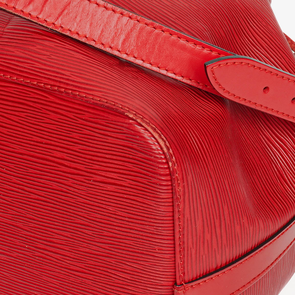 Louis Vuitton Petit Noé Schultertasche aus rotem Epi Leder
