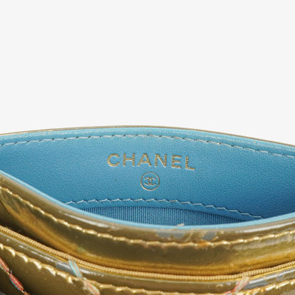 CHANEL Kartenhalter aus metallic-goldenem Kalbsleder mit Chevron-Steppung
