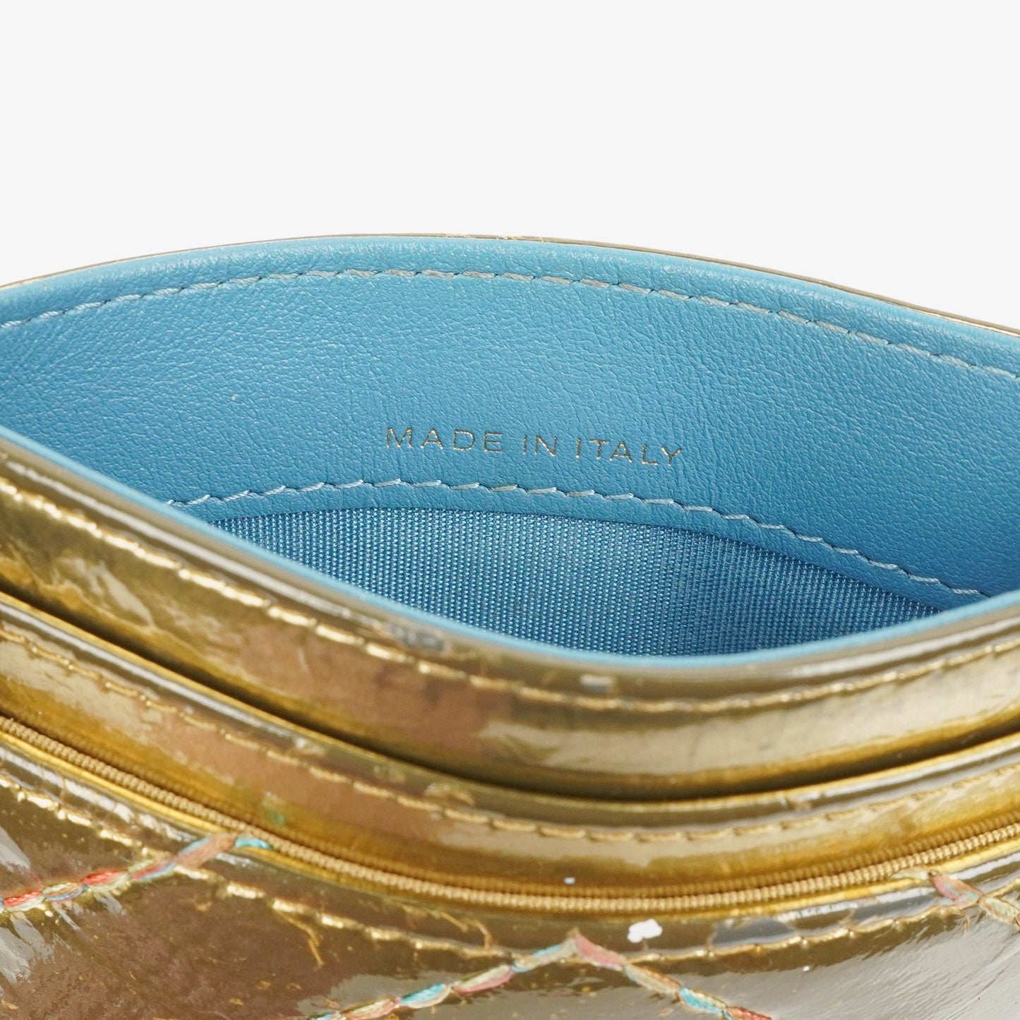 CHANEL Kartenhalter aus metallic-goldenem Kalbsleder mit Chevron-Steppung