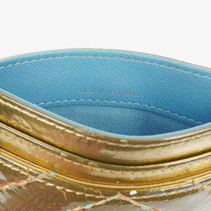 CHANEL Kartenhalter aus metallic-goldenem Kalbsleder mit Chevron-Steppung
