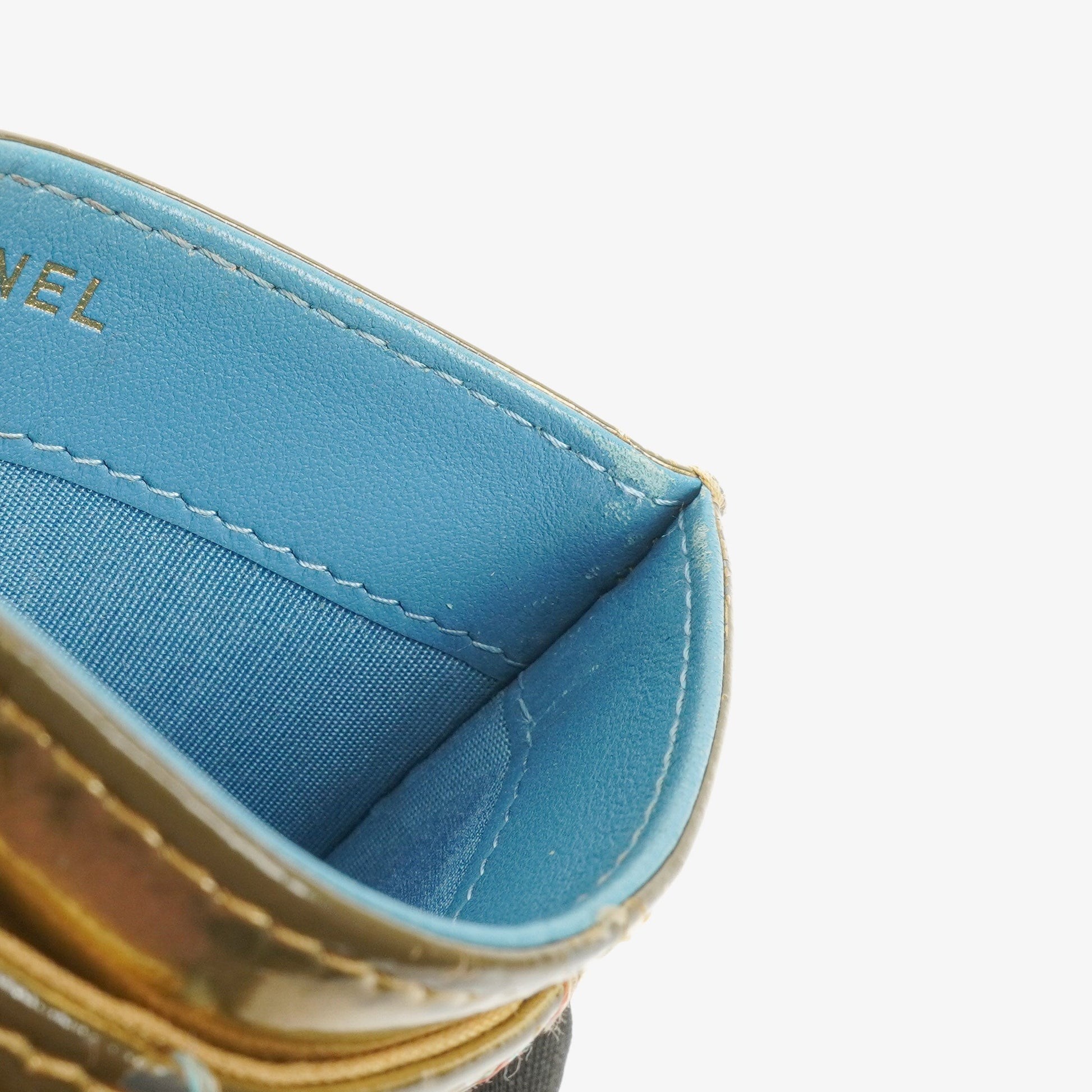 CHANEL Kartenhalter aus metallic-goldenem Kalbsleder mit Chevron-Steppung