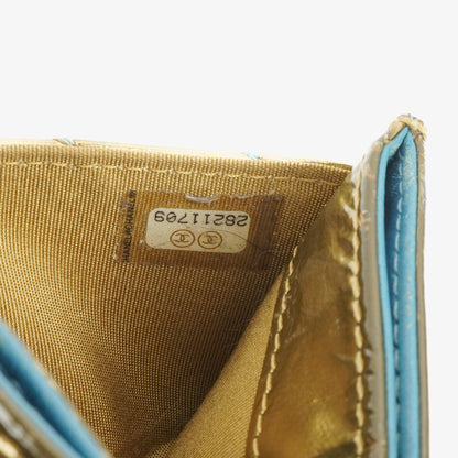 CHANEL Kartenhalter aus metallic-goldenem Kalbsleder mit Chevron-Steppung