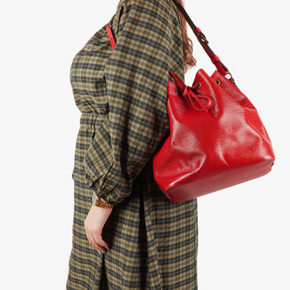 Louis Vuitton Petit Noé Schultertasche aus rotem Epi Leder