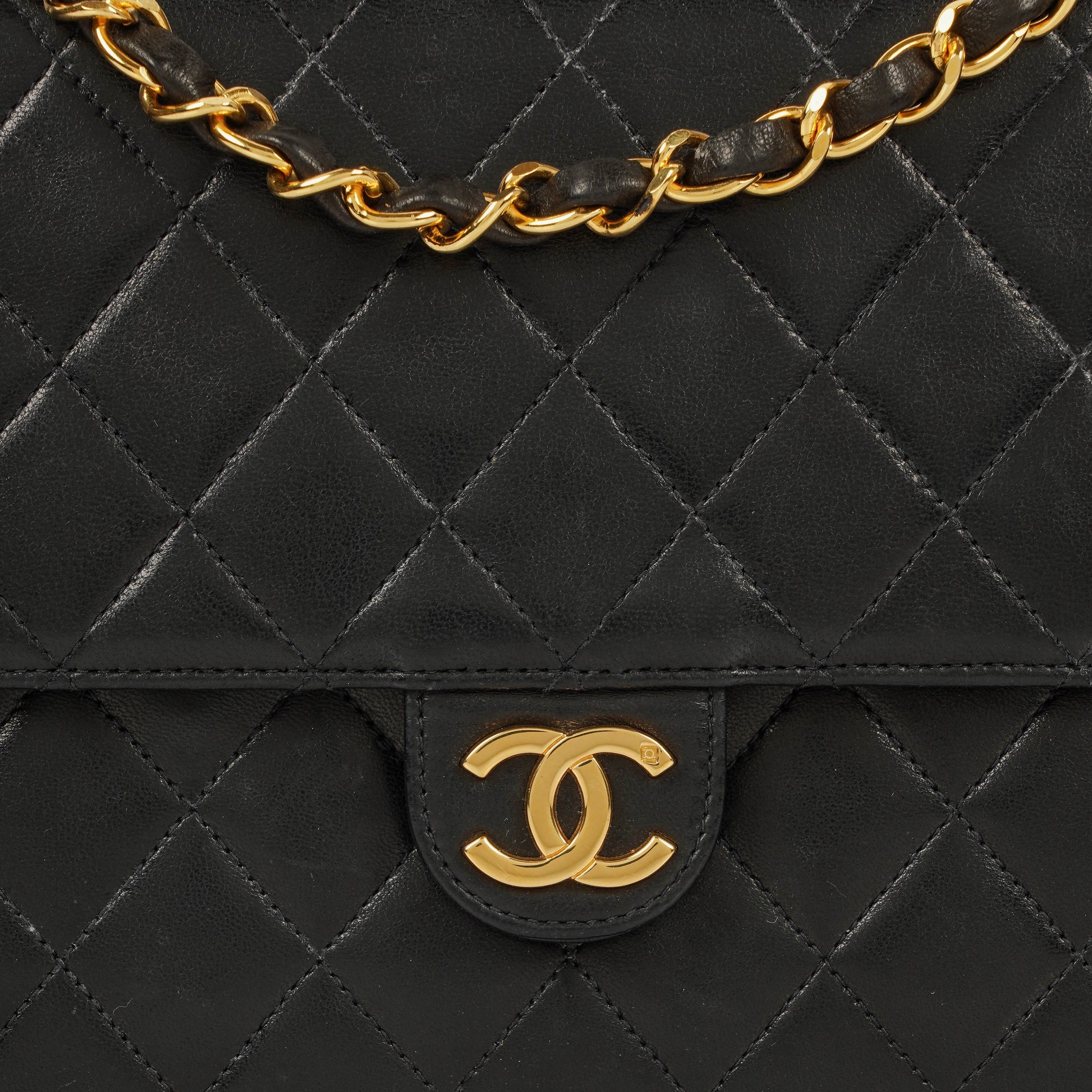 Chanel Medium Classic Single Flap Bag aus schwarzem gestepptem Lammleder mit 24K vergoldeter Hardware