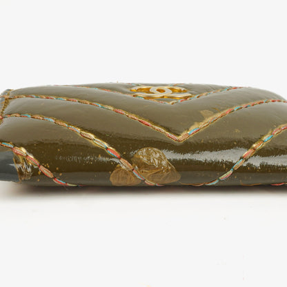 CHANEL Kartenhalter aus metallic-goldenem Kalbsleder mit Chevron-Steppung