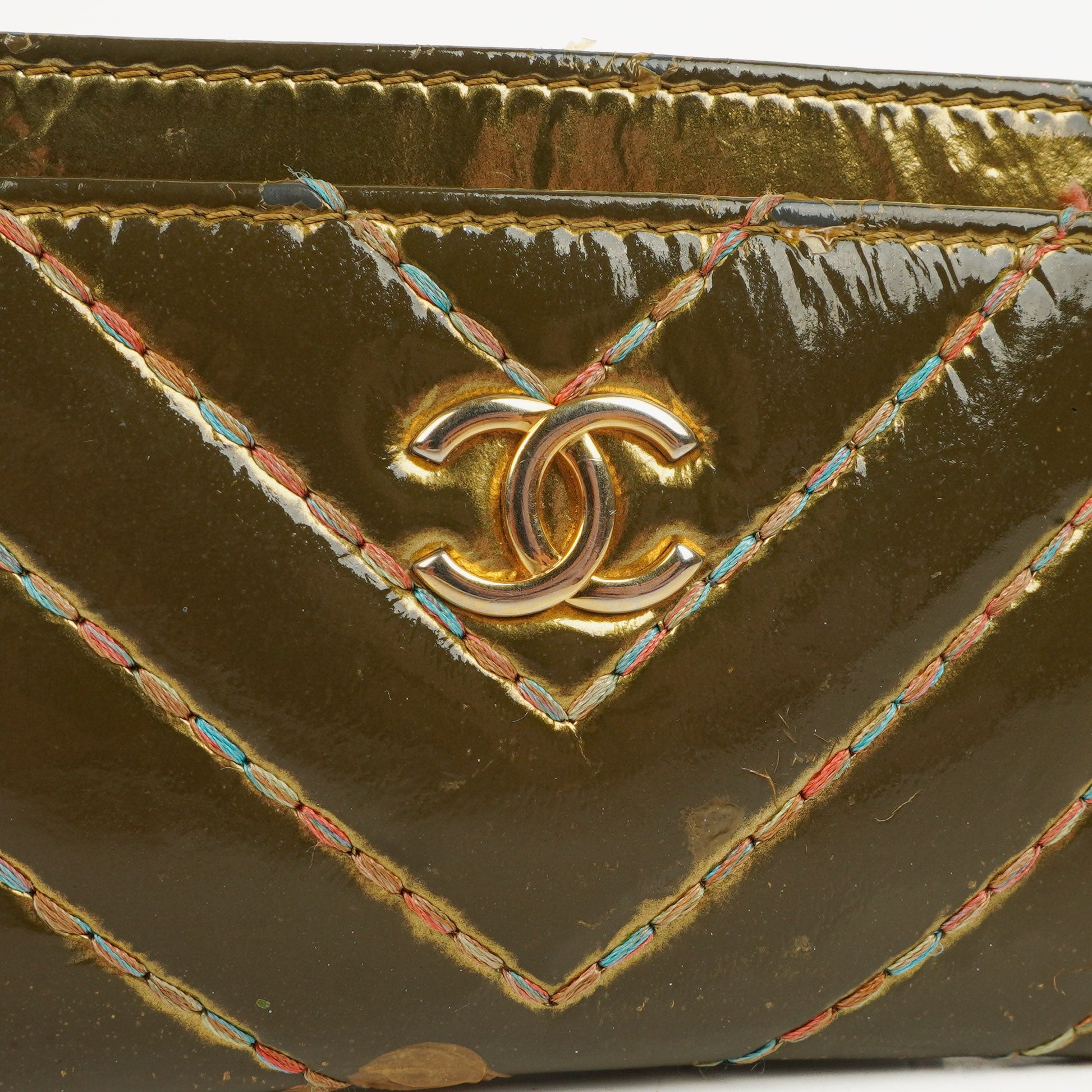 CHANEL Kartenhalter aus metallic-goldenem Kalbsleder mit Chevron-Steppung