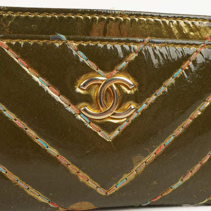 CHANEL Kartenhalter aus metallic-goldenem Kalbsleder mit Chevron-Steppung
