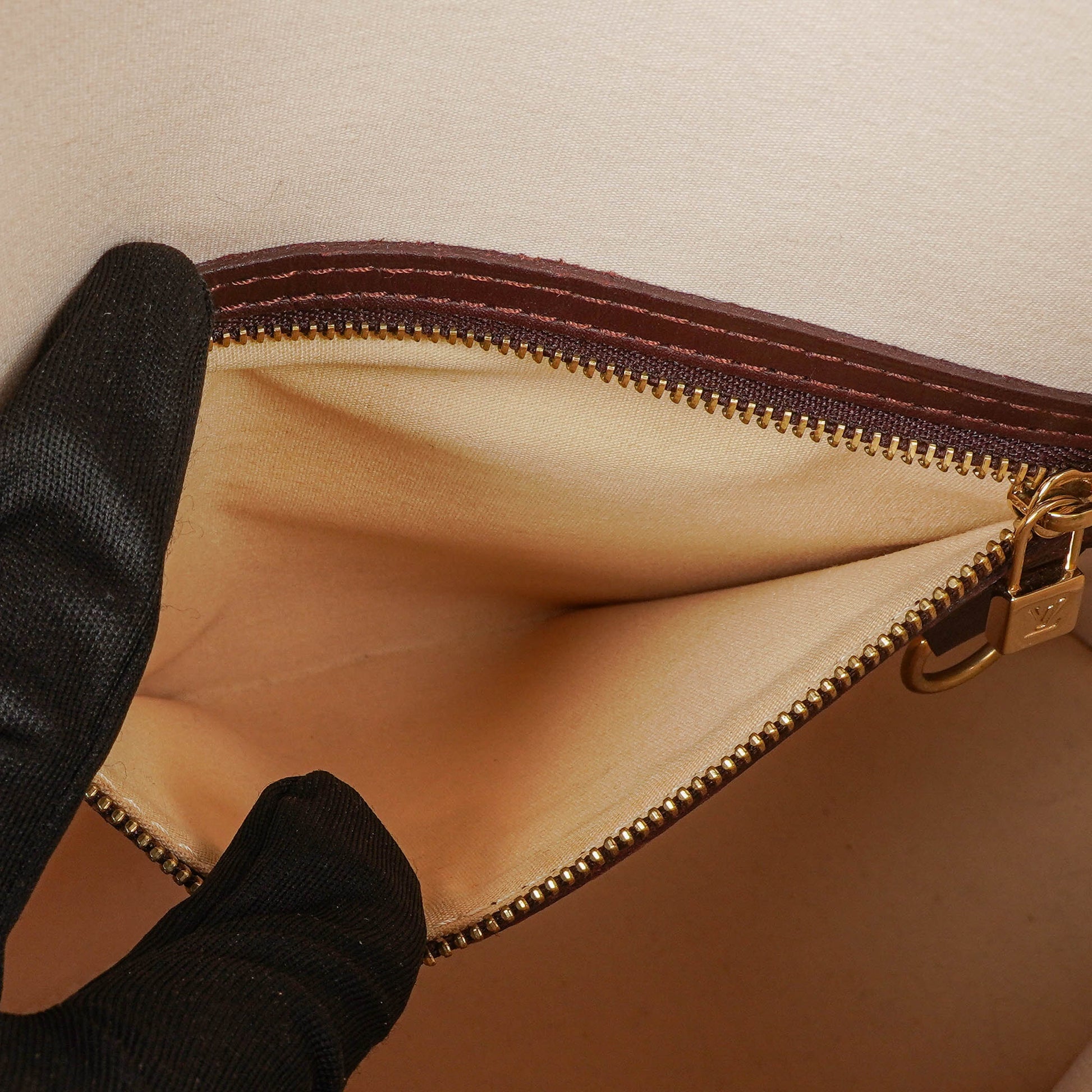 Louis Vuitton Alma Haut Tote Bag aus Cherry Mini Monogram