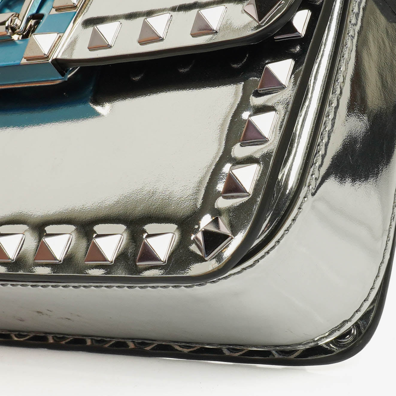 Valentino Garavani kleine Rockstud Schultertasche aus silbernem Spiegel-Kalbsleder
