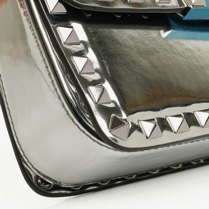 Valentino Garavani kleine Rockstud Schultertasche aus silbernem Spiegel-Kalbsleder