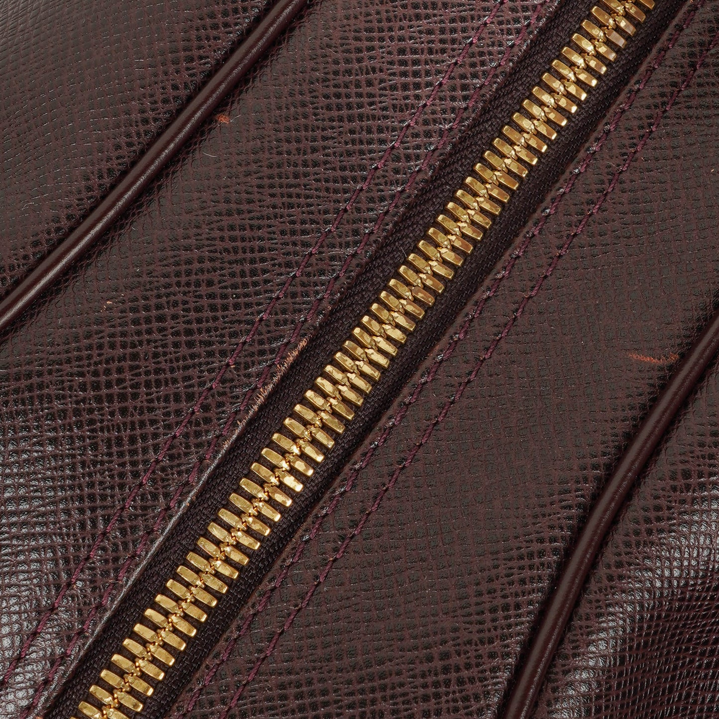 Louis Vuitton Kendall Tasche aus burgunderrotem Taiga Leder
