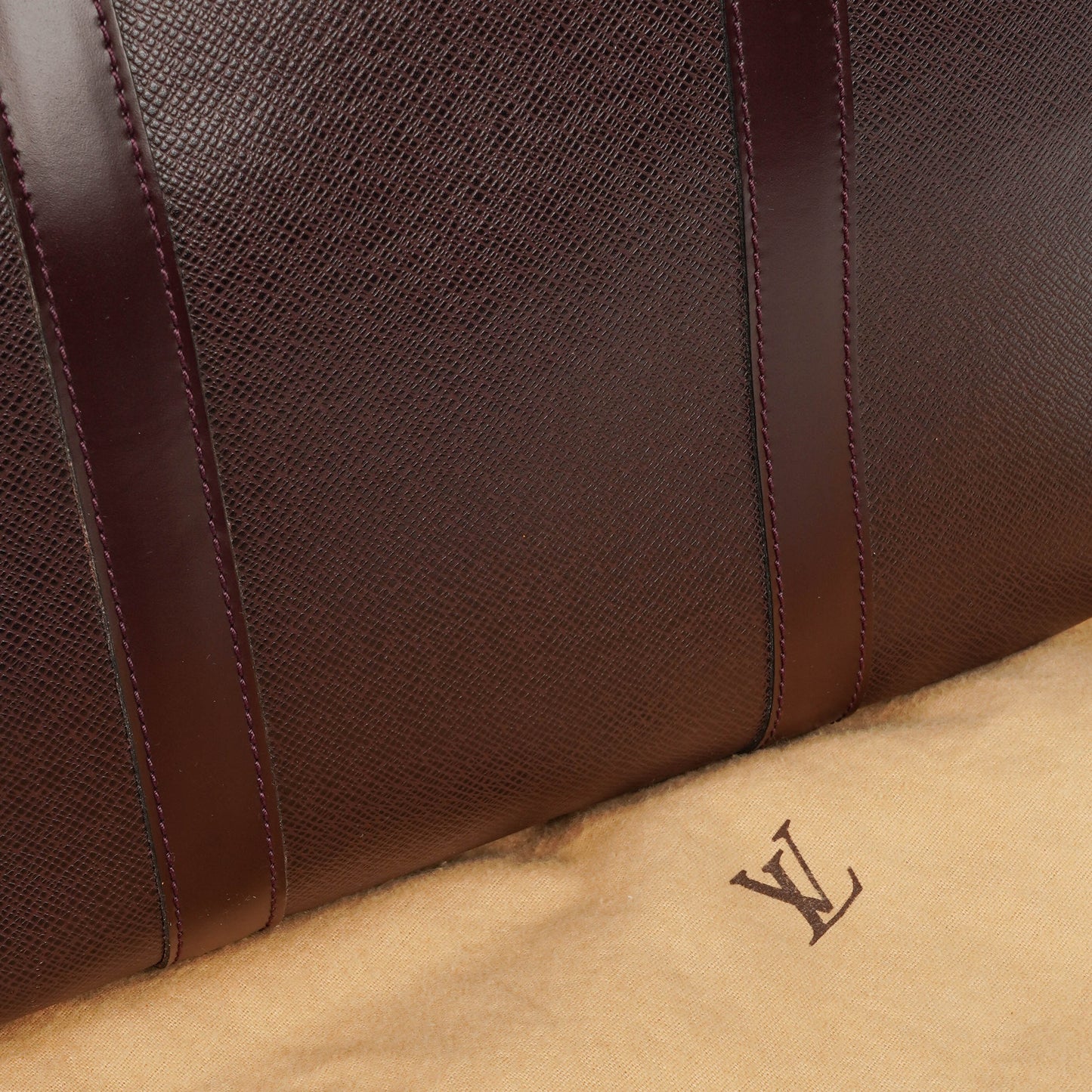 Louis Vuitton Kendall Tasche aus burgunderrotem Taiga Leder