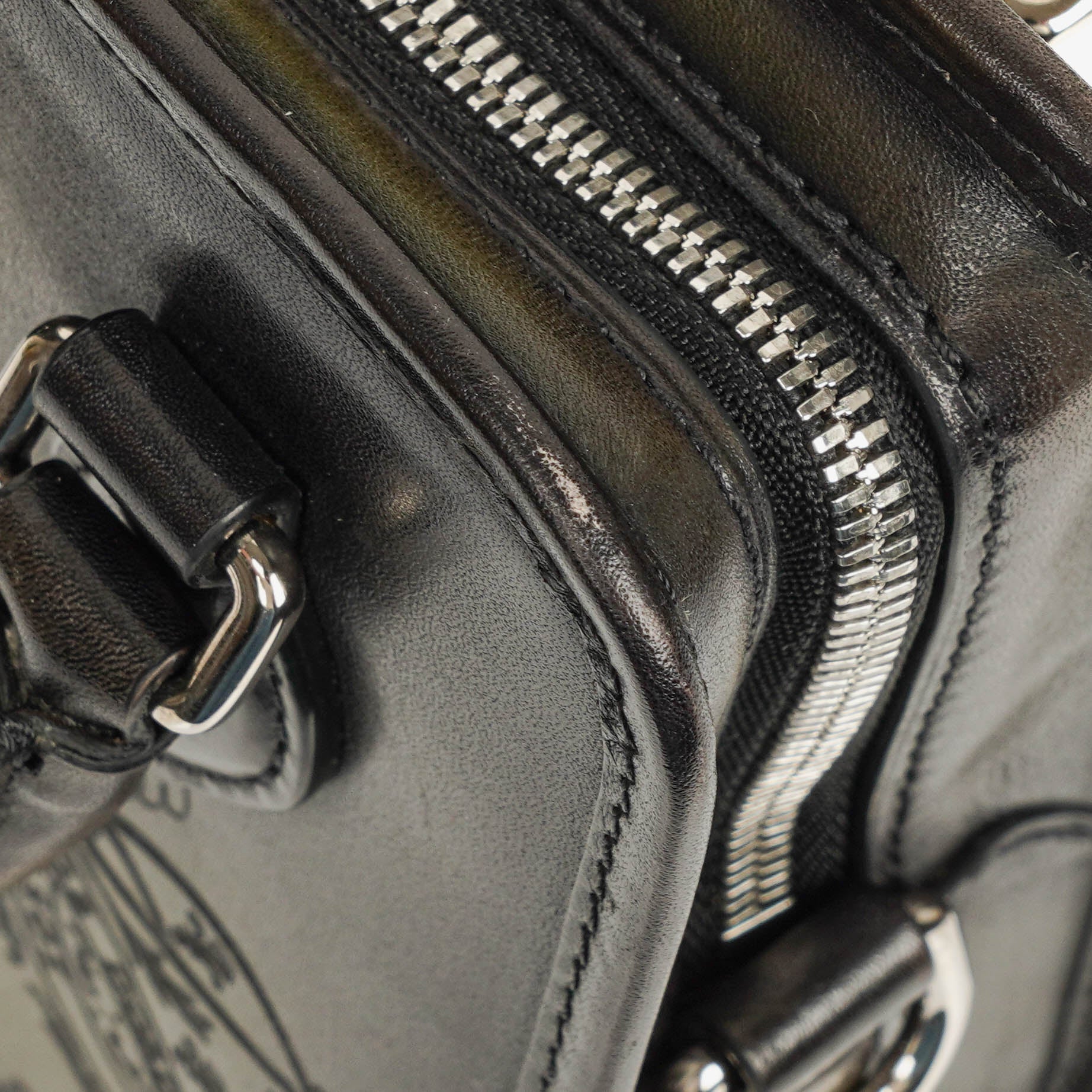 Berluti Premier Jour Gulliver Messenger Bag aus Venezia Kalbsleder