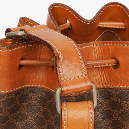Celine Vintage Macadam Beuteltasche mit Kordelzug in Braun
