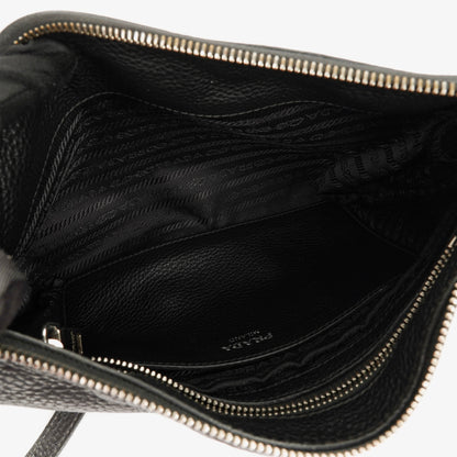 Prada Vitello Daino Crossbody-Tasche in Schwarz