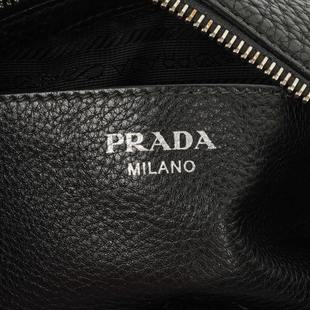 Prada Vitello Daino Crossbody-Tasche in Schwarz